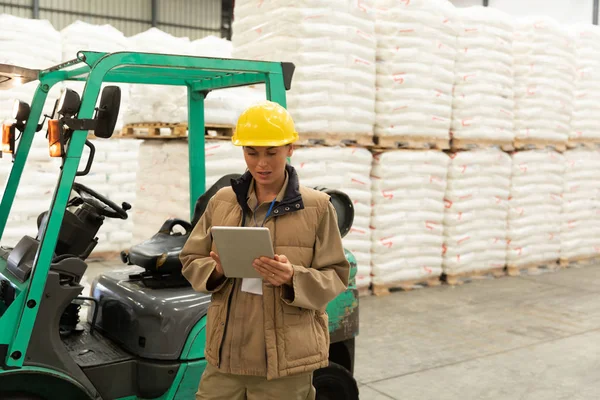 Depoda Dijital Tablet Kullanan Kadın Işçinin Görünümü — Stok fotoğraf