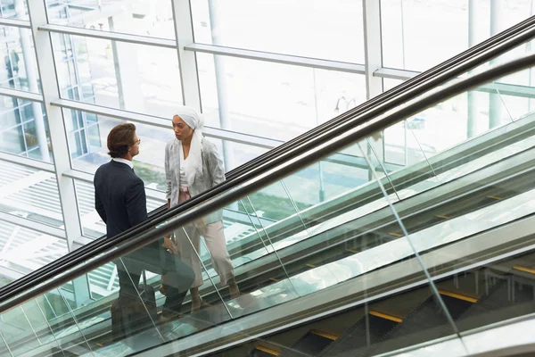 Hochwinkelaufnahme Von Geschäftsleuten Mit Taschen Die Sich Auf Einer Rolltreppe — Stockfoto