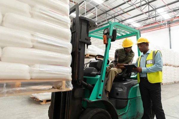 Front View Male Female Workers Discussing Clipboard Warehouse — Stock Photo, Image