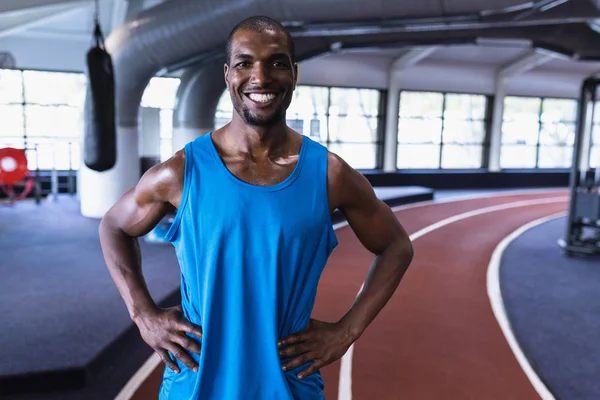 Retrato Pie Atlético Afroamericano Masculino Con Las Manos Cadera Gimnasio —  Fotos de Stock