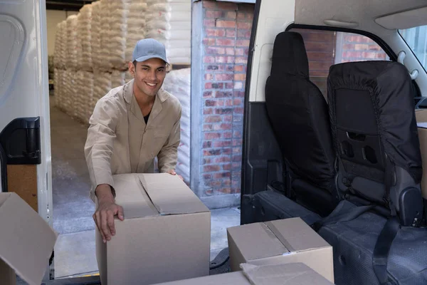 Vista Frontal Del Repartidor Descargando Cajas Cartón Una Furgoneta Fuera — Foto de Stock