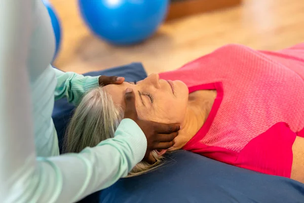 Close Female Physiotherapist Giving Head Massage Active Senior Woman Sports — ストック写真