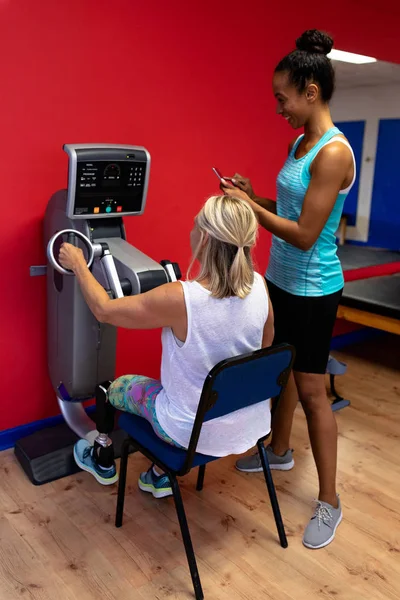 Vista Posteriore Del Trainer Afro Americano Femminile Che Assiste Donna — Foto Stock