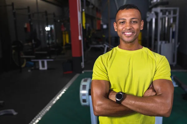 Retrato Pie Atlético Masculino Afroamericano Con Los Brazos Cruzados Gimnasio —  Fotos de Stock