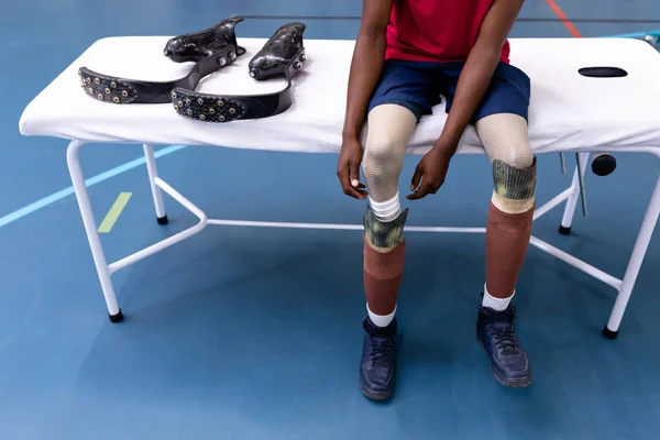 Χαμηλό Τμήμα Του Ανθρώπου Αφαιρώντας Προσθετικό Πόδι Του Στο Αθλητικό — Φωτογραφία Αρχείου