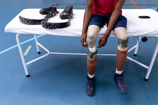 Baixa Seção Homem Removendo Sua Perna Protética Centro Esportivo — Fotografia de Stock