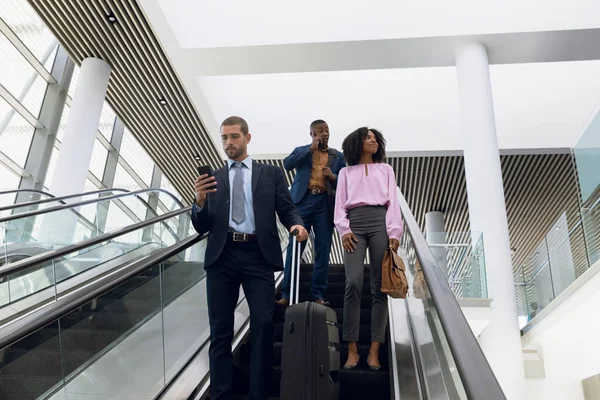 Vooraanzicht Van Een Jonge Kaukasische Zakenman Zoek Naar Smartphone Terwijl — Stockfoto