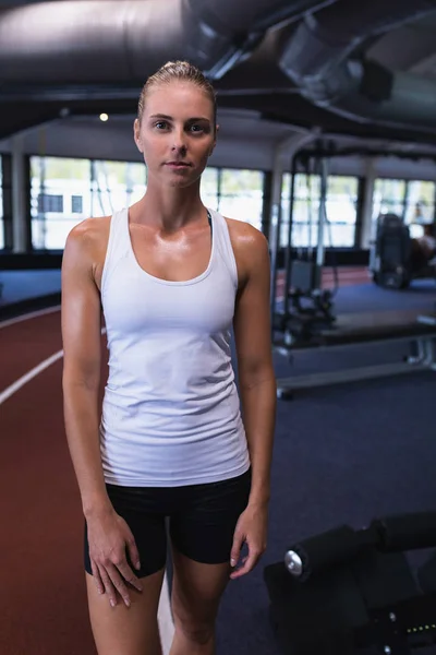 Vooraanzicht Van Een Blanke Vrouwelijke Atleet Die Naar Camera Kijkt — Stockfoto