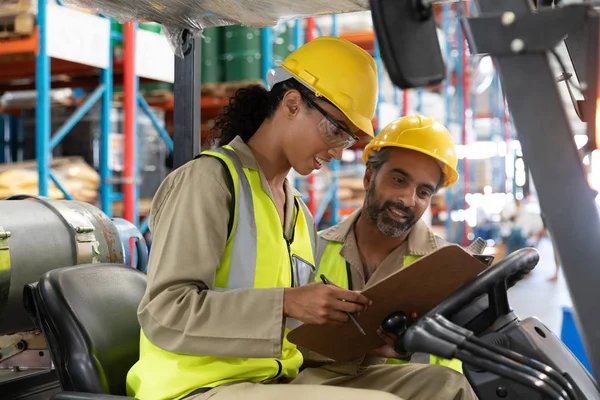 Multi Ethnic Male Female Staff Discussing Clipboard Warehouse — Stock Photo, Image