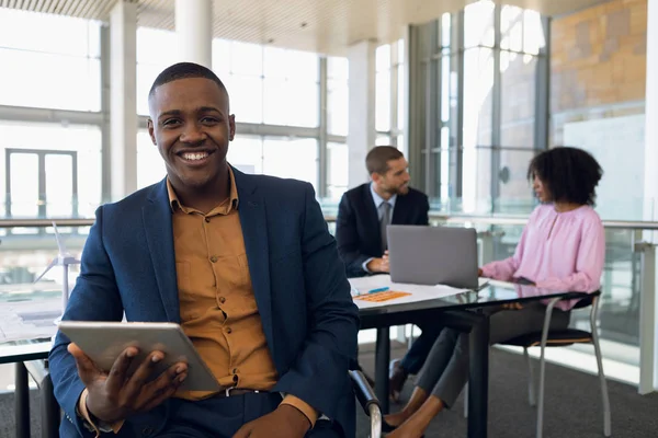 Ritratto Giovane Uomo Affari Afroamericano Seduto Con Tablet Ufficio Moderno — Foto Stock