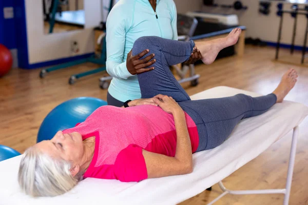 Női Fizioterápiás Stretching Aktív Vezető Lábát Sportközpontban — Stock Fotó