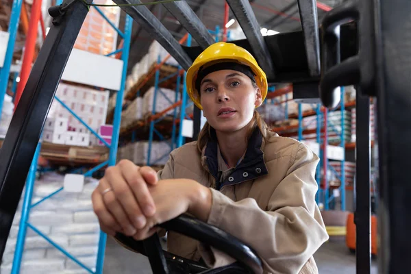 Hermosa Trabajadora Mirando Cámara Mientras Está Sentada Carretilla Elevadora Almacén — Foto de Stock