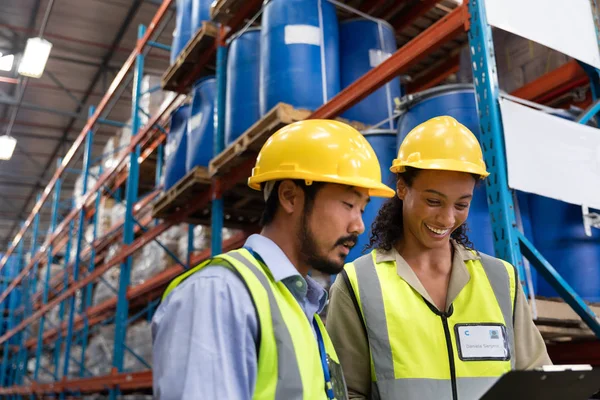 Vista Bajo Ángulo Trabajadores Trabajadoras Discutiendo Portapapeles Almacén — Foto de Stock