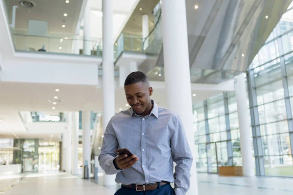 Vista Frontale Del Giovane Uomo Affari Afroamericano Che Utilizza Smartphone — Foto Stock