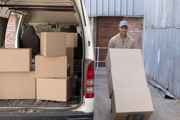 Vista Frontal Del Repartidor Que Lleva Cajas Cartón Carro Cerca — Foto de Stock