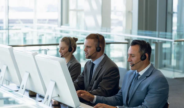 Zakenmensen Met Headset Werken Computer Bij Bureau Kantoor — Stockfoto