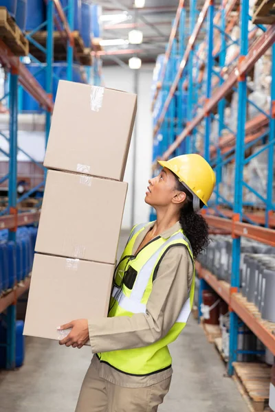 Vista Lateral Del Personal Femenino Que Lleva Cajas Cartón Almacén — Foto de Stock