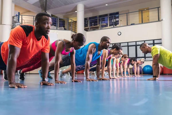 Vue Latérale Entraînement Des Entraîneurs Afro Américains Faire Exercice Dans — Photo