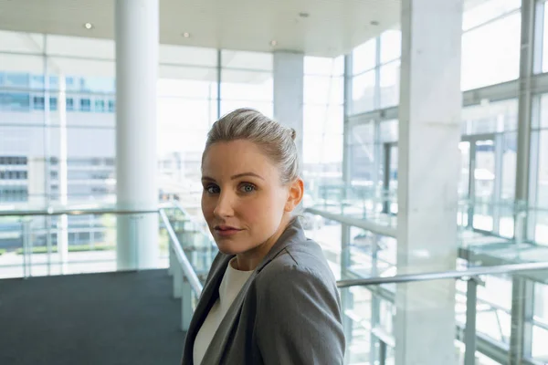 Portret Van Gelukkige Zakenvrouw Staande Gang Kantoor — Stockfoto