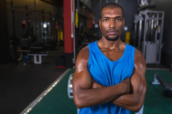 非洲裔美国男性运动员双臂交叉立于健身中心的画像 — 图库照片