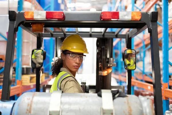 Retrato Del Personal Femenino Conduciendo Carretilla Elevadora Almacén — Foto de Stock