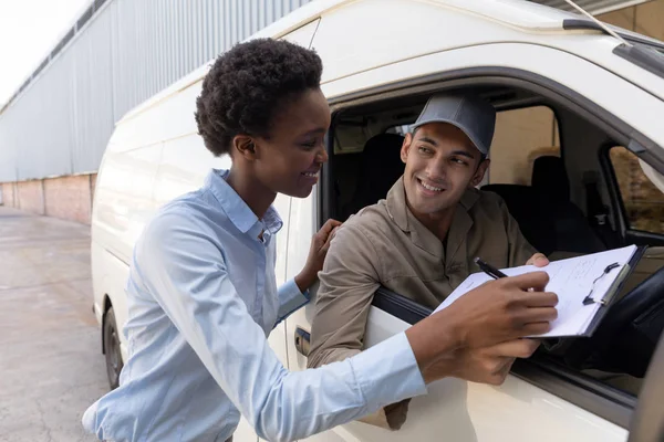 Happy Delivery Man Och Lagerchef Pratar Med Varandra Utanför Lagret — Stockfoto