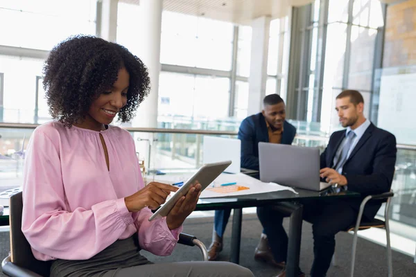 Close Zijaanzicht Van Jonge Afro Amerikaanse Zakenvrouw Zittend Met Tablet — Stockfoto