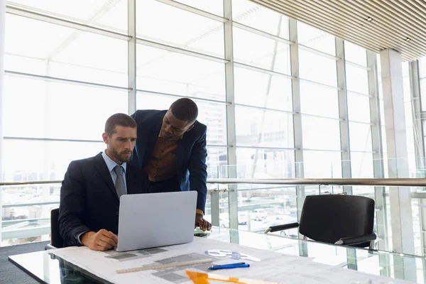 Vista Frontal Jovem Empresário Caucasiano Sentado Frente Janela Escritório Olhando — Fotografia de Stock