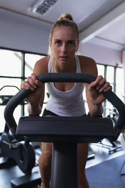 Крупный План Белой Женщины Тренирующейся Велотренажере Фитнес Центре — стоковое фото