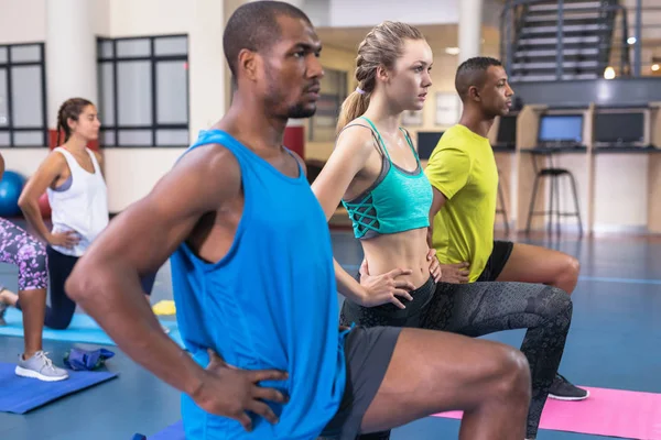 Sida Beskådar Diverse Passform Folk Som Utför Yoga Tillsammans Fitnesscenter — Stockfoto