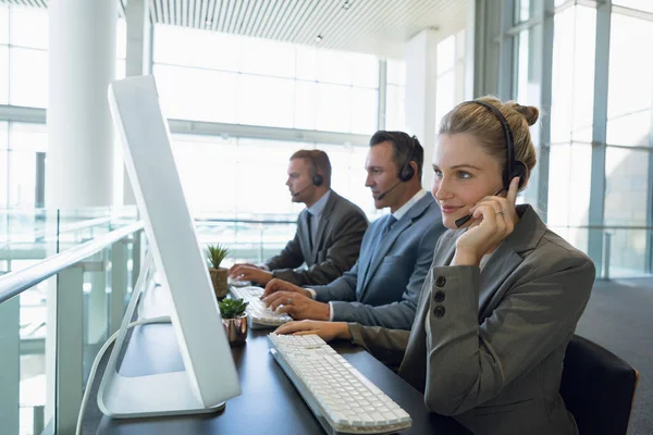 Empresária Com Seus Colegas Conversando Fone Ouvido Mesa Escritório — Fotografia de Stock