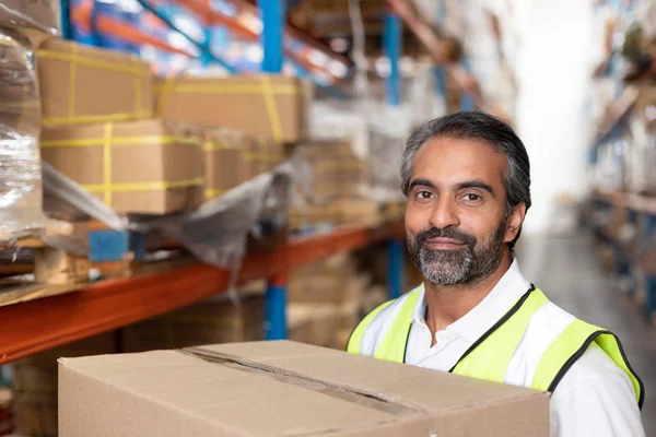 Gros Plan Personnel Masculin Transportant Des Boîtes Carton Dans Entrepôt — Photo