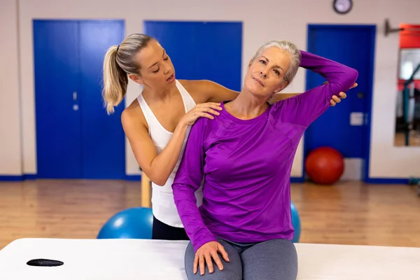 Vooraanzicht Van Vrouwelijke Fysiotherapeut Geven Armmassage Aan Actieve Oudere Vrouw — Stockfoto