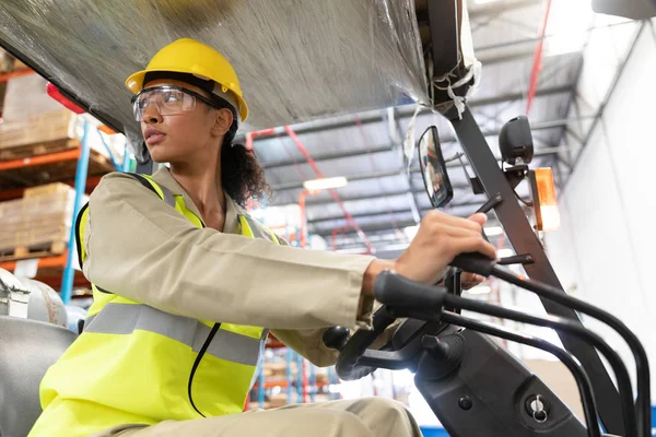 Vista Ángulo Bajo Del Personal Femenino Que Conduce Carretilla Elevadora — Foto de Stock