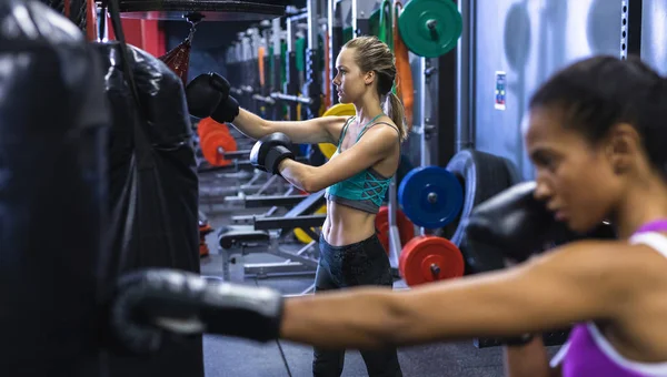 Zijaanzicht Van Blanke Vrouwelijke Atleet Die Boksen Beoefenen Een Fitnesscentrum — Stockfoto