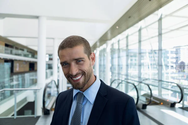 カメラの笑顔を見ている若い白人ビジネスマンの正面図 — ストック写真