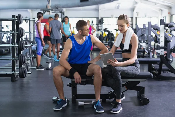 Spor Salonunda Dijital Tablet Kullanırken Beyaz Kadın Eğitmen Erkeğin Birbirleriyle — Stok fotoğraf