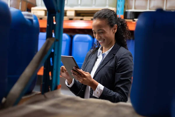 Gelukkige Vrouwelijke Manager Met Behulp Van Digitale Tablet Magazijn — Stockfoto