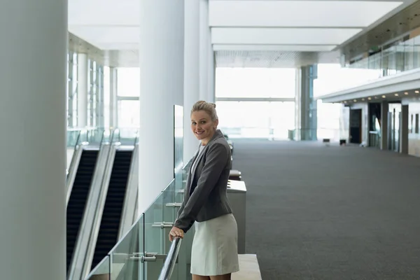 Portrait Une Femme Affaires Debout Près Une Rampe Dans Couloir — Photo