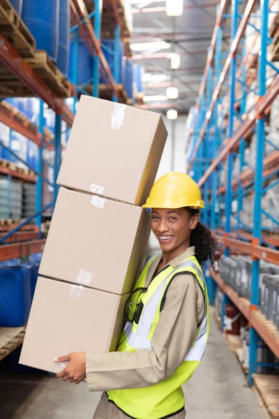 Retrato Pessoal Feminino Transportando Caixas Papelão Armazém — Fotografia de Stock