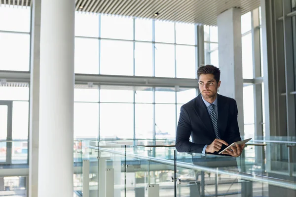 Vorderansicht Eines Jungen Kaukasischen Geschäftsmannes Der Einen Tablet Computer Der — Stockfoto