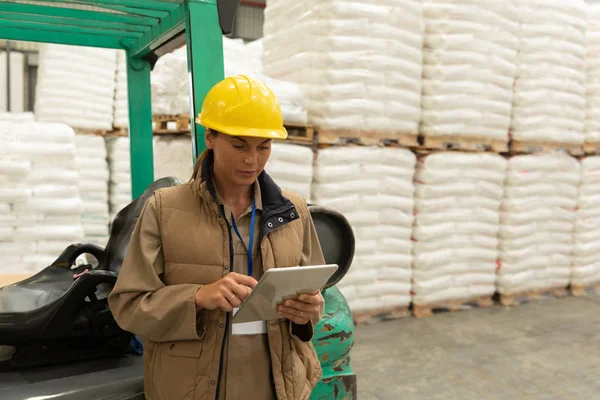 倉庫でデジタルタブレットを使用した女性労働者の正面図 — ストック写真