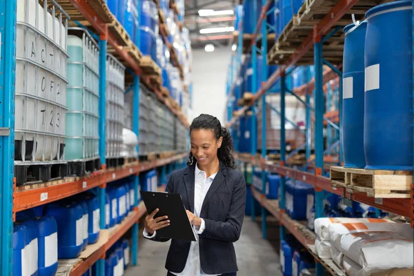 Gelukkig Vrouwelijke Manager Schrijven Klembord Magazijn — Stockfoto