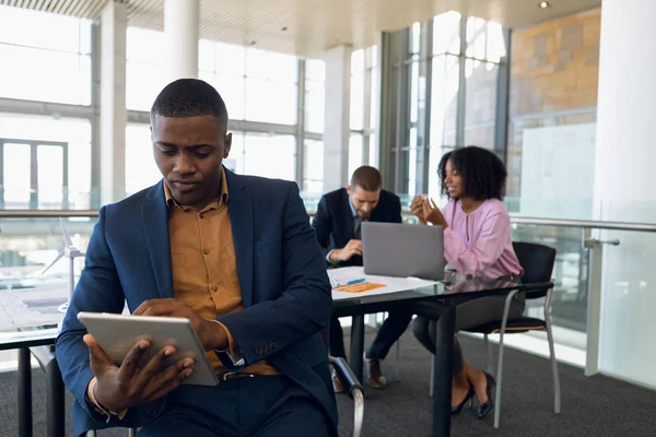 Μπροστινή Θέα Κοντά Νέους Αφρικανός Αμερικανός Επιχειρηματίας Κάθεται Χρησιμοποιώντας Τον — Φωτογραφία Αρχείου