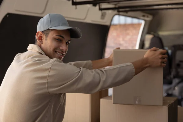 Primer Plano Del Repartidor Descargando Cajas Cartón Una Furgoneta Fuera — Foto de Stock