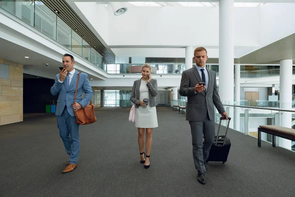 Zakenmensen Praten Mobiele Telefoon Tijdens Het Lopen Gang Kantoor — Stockfoto