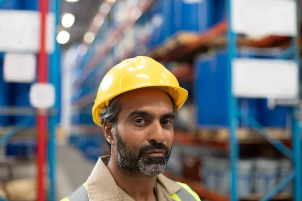 Primer Plano Del Personal Masculino Mirando Cámara Almacén — Foto de Stock