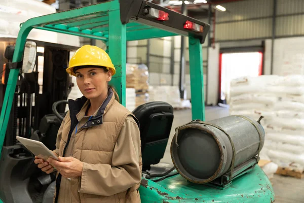 Hermosa Trabajadora Mirando Cámara Mientras Trabaja Tableta Digital Almacén — Foto de Stock