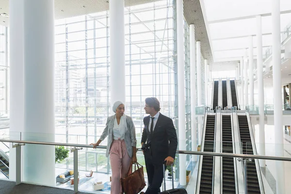 Frontansicht Von Geschäftsleuten Mit Taschen Die Sich Einem Modernen Büro — Stockfoto