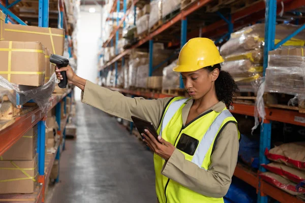 Zijaanzicht Van Vrouwelijke Werknemer Scanning Pakket Met Barcode Scanner Tijdens — Stockfoto